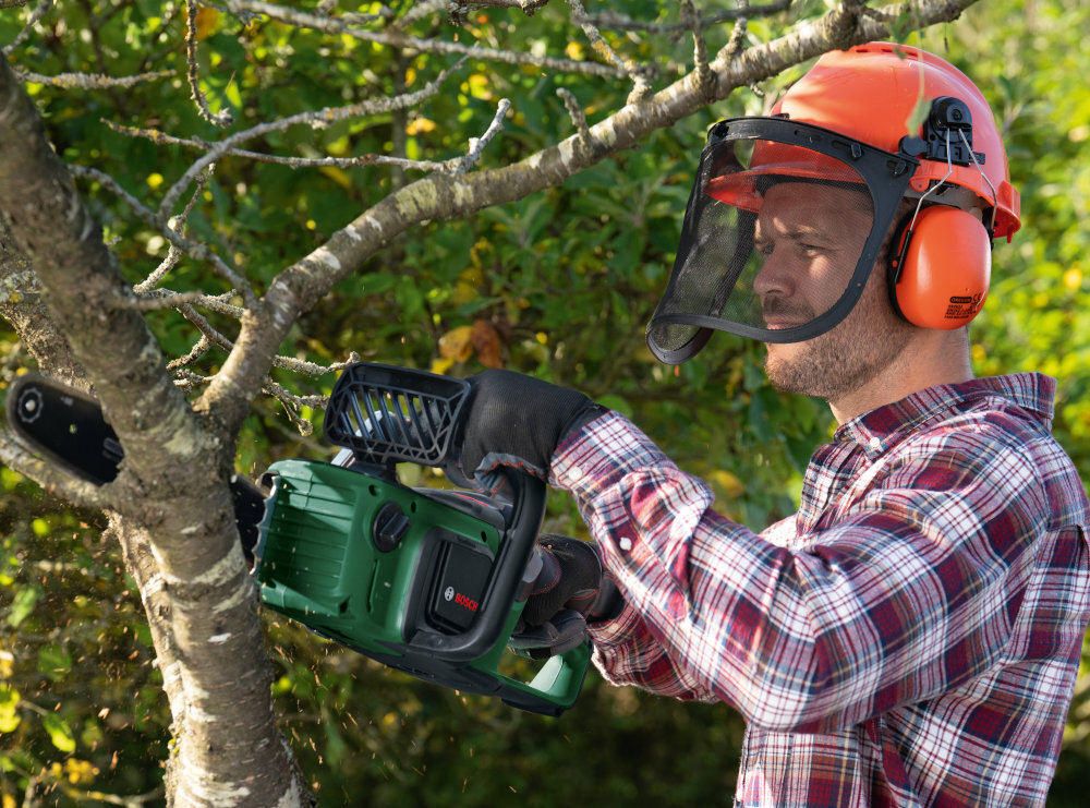 Piła akumulatorowa BOSCH AdvancedChain 36V-35-40 06008B8600 solidny podwojny uchwyt ergonomiczna konstrukcja rekojesc pokryta antyposlizgowym materialem niewielka masa waga 4,2 kg wysokiej jakosci sprzt ogrodniczy praca latwiejsza szybsza wygodniejsza