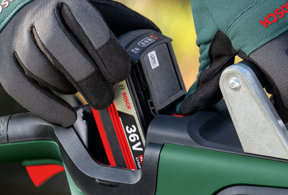 Piła akumulatorowa BOSCH AdvancedChain 36V-35-40 06008B8600 technologia akumulatorowa pelna swoboda ruchu wysokiej jakosci akumulator pojemnosc 2,0 Ah do 60 ciec na jednym ladowaniu kompatybilna z seria POWER FOR ALL 36 V wzkaznik kontrola stanu naladowania akumulatora ladowarka