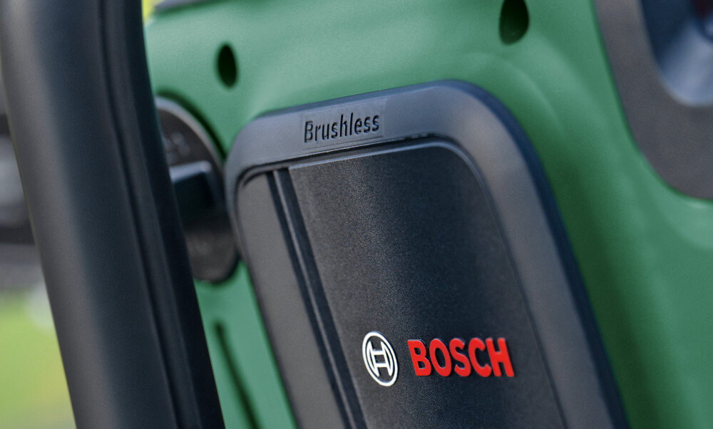 Piła akumulatorowa BOSCH AdvancedChain 36V-35-40 06008B8600 silnik bezszczotkowy nie ma szczotek weglowych mniej narazony na uszkodzenia zywotnosc znaczaco sie wydluzy metalowy zderzak z kolcami przytrzymanie drewna podczas obrobki stabilny punkt podparcia