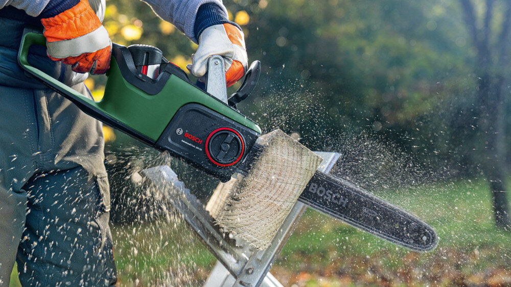 Piła akumulatorowa BOSCH AdvancedChain 36V-35-40 06008B8600 automatyczna regulacja predkosci OptiCut monitoruje warunki ciecia uniemozliwia blokowanie sie narzedzia automatyczna redukcja predkosci silnika jednoczesne zwiekszenie momentu obrotowego