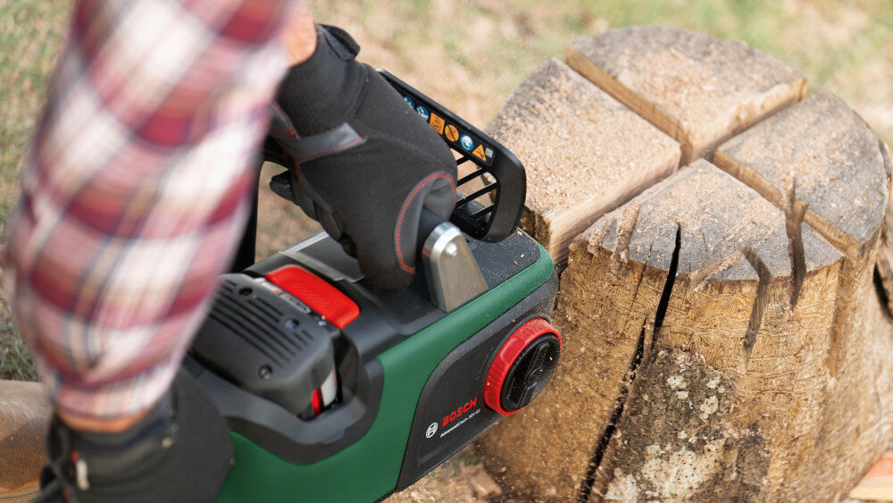 Piła akumulatorowa BOSCH AdvancedChain 36V-35-40 06008B8600 wytrzymala oslona zintegrowany hamulec QuickStop natychmiastowe zatrzymanie lancucha bezpieczne uzytkowanie pily