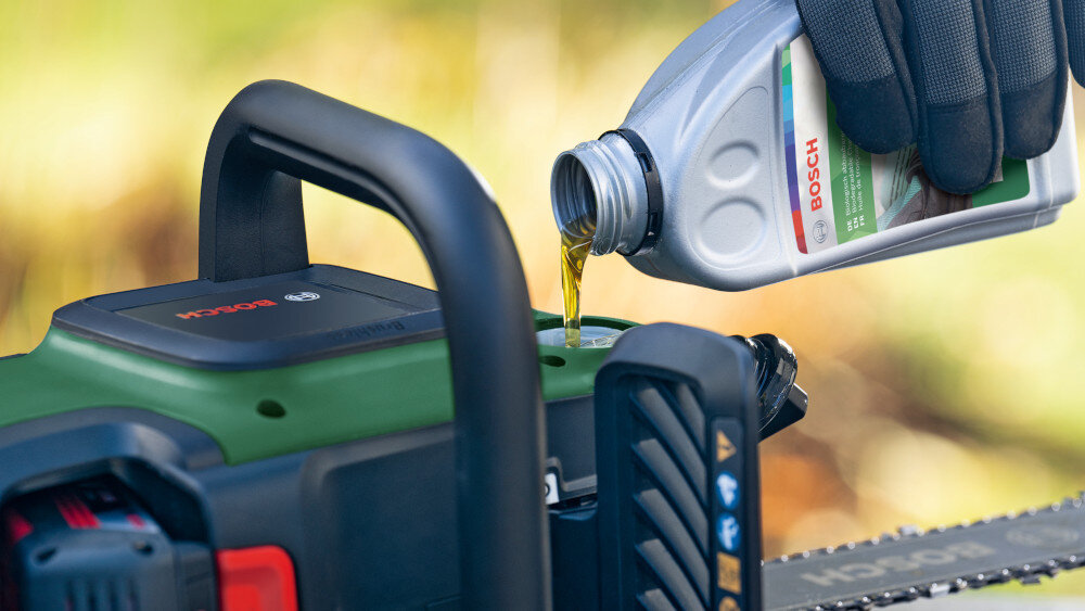 Piła akumulatorowa BOSCH AdvancedChain 36V-35-40 06008B8600 duzy zbiornik oleju pojemnosc 150 ml korek z linka w zestawie olej wizjer monitorowanie poziomu oleju