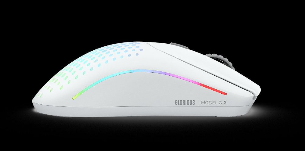 GLORIOUS Model O 2 śledzenie na poziomie 650 IPS, akcelerację 50G i rozdzielczość do 26 000 DPI funkcję Motion Sync oprogramowaniu Glorious CORE skali 1:1 - na czarnym tle pokazana od z prawej strony