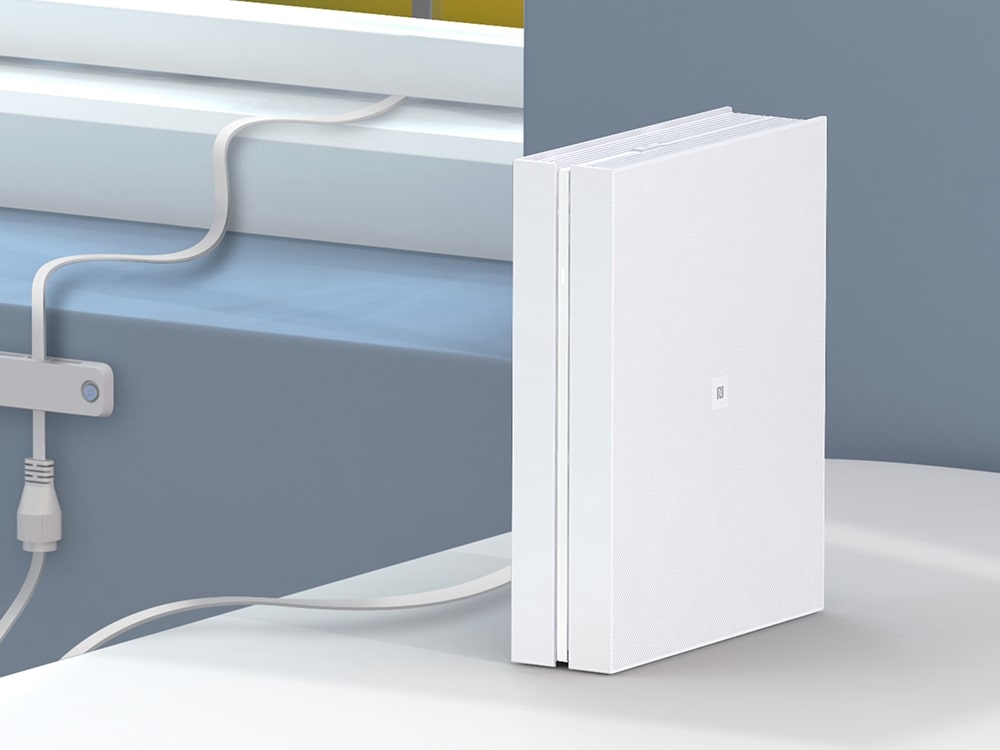 Router ZTE T5400 IDU Białe, prostokątne urządzenie stoi na jasnej powierzchni. W tle znajduje się niebieska ściana oraz biały kabel podłączony do gniazdka. Całość ma minimalistyczny charakter, opis