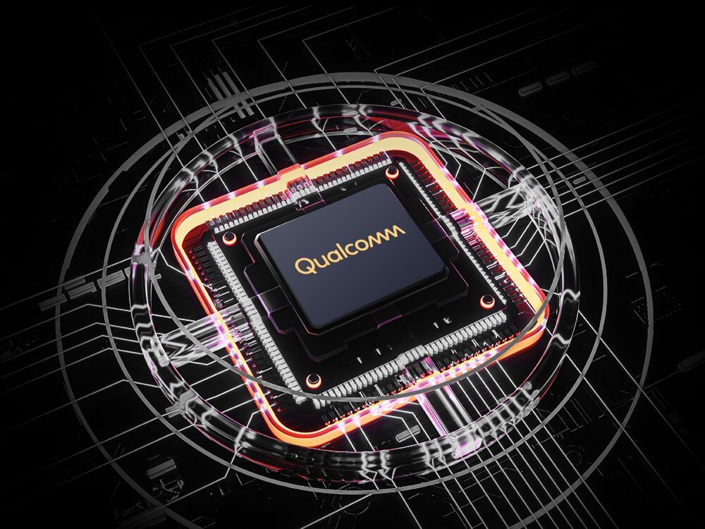 Router ZTE T5400 IDU Świecący mikrochip z napisem „Qualcomm” umieszczony na ciemnym tle z widocznymi obwodami, emitujący czerwone i białe światło, co symbolizuje zaawansowaną technologię, procesor, działanie