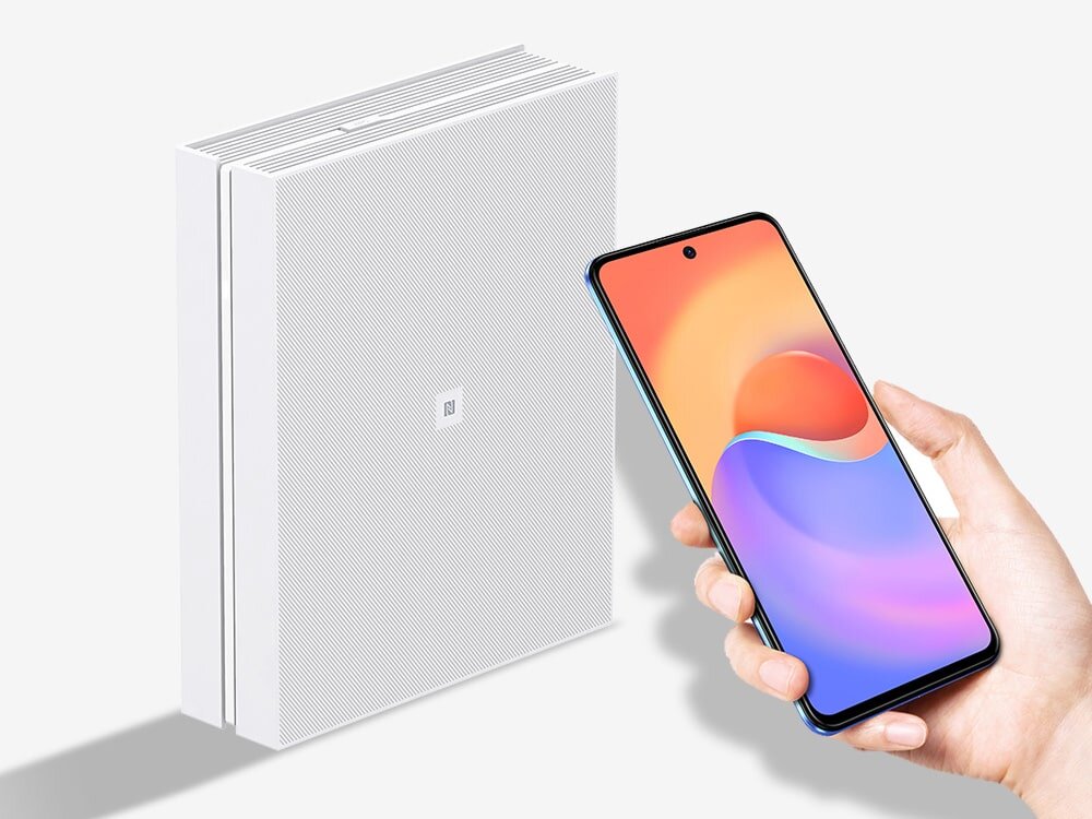 Router ZTE T5400 IDU Dłoń trzymająca smartfon z kolorowym ekranem obok białego, prostokątnego routera z teksturą. Obraz sugeruje szybkie łączenie za pomocą NFC