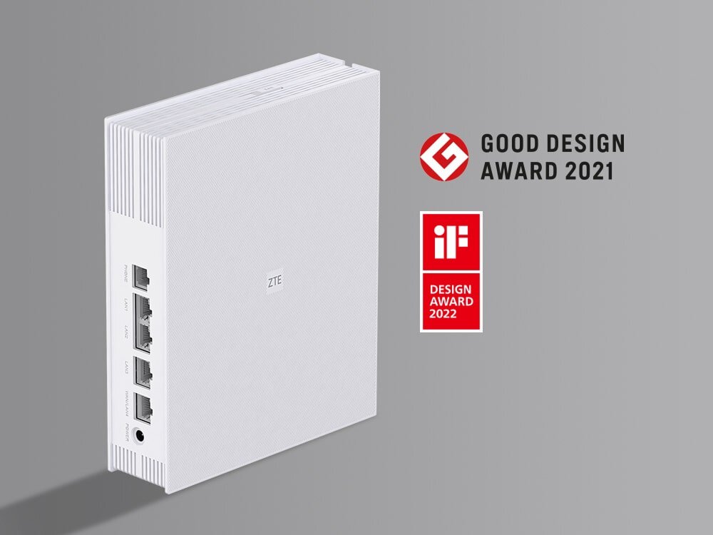 Router ZTE T5400 IDU Białe urządzenie sieciowe ZTE z wieloma portami na szarym tle. Obok znajdują się logotypy nagród Good Design Award 2021 oraz iF Design Award 2022, obudowa wygląd, nagroda