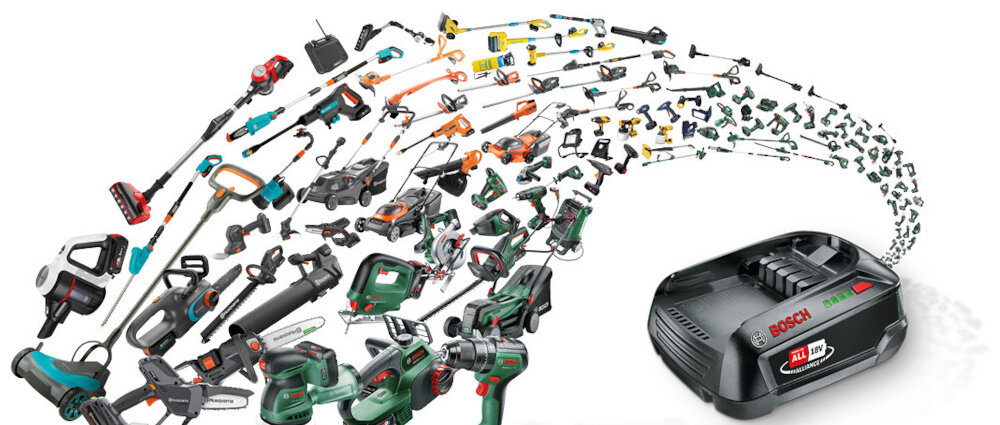 Nożyce do żywopłotu BOSCH EasyHedgeCut 18V-44-11 jasne tło akumulator otoczony różnymi narzędziami współpracuje z akumulatorami z serii POWER FOR ALL 18 V pełna swoboda ruchu i mobilność akumulator kompatybilny z innymi narzędziami z tej serii oszczędność czasu i pieniędzy