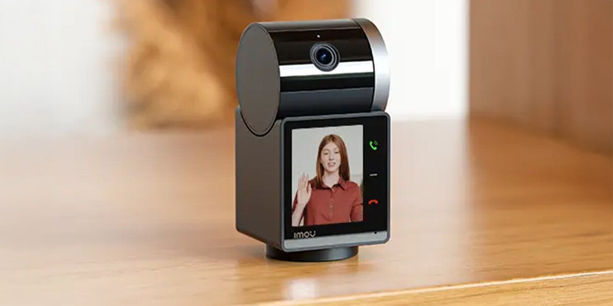 Kamera IMOU Rex VT Pro Wewnętrzna, Wi-Fi, zaprojektowana, rozdzielczość, wyraźny, obraz, szczegółowy, na blacie w pokoju stoi kamera frontem lewo skos