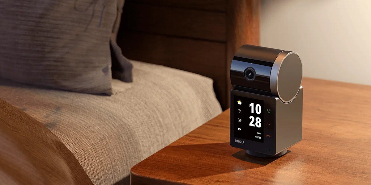 Kamera IMOU Rex VT Pro Wewnętrzna, Wi-Fi, zaawansowany, noktowizja, podczerwień, kolorowe, na stoliku nocnym stoi kamera frontem prawo skos