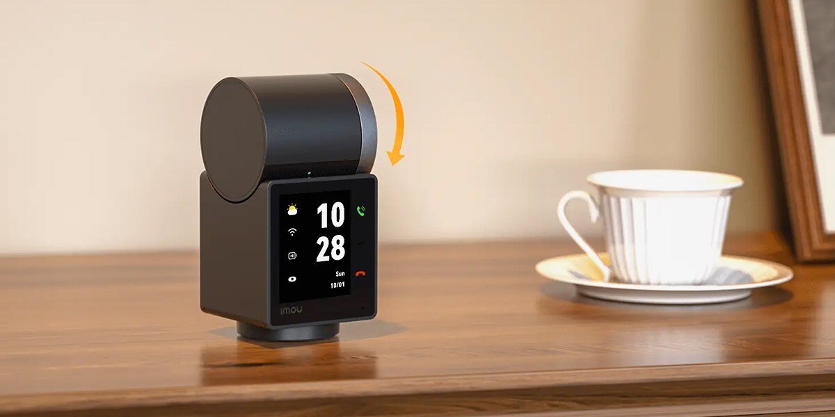 Kamera IMOU Rex VT Pro Wewnętrzna, Wi-Fi, zasłonięcie, obserwowanie, dotknięcie, aplikacja, na komodzie obok filiżanki stoi kamera z wizualizacją odbioru danych