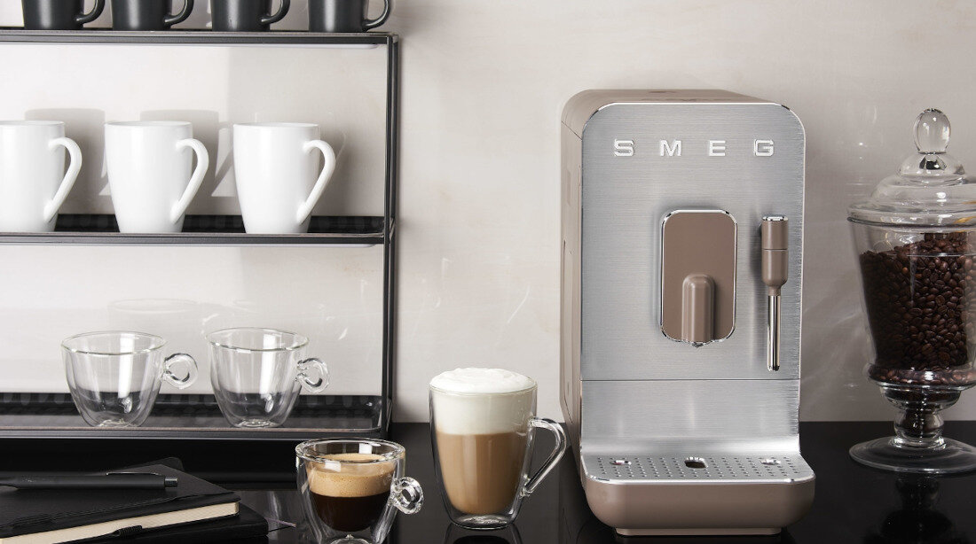 Ekspres SMEG BCC12SBMEU 18 cm szerokości Pełna ekstrakcja smaku Ciśnienie 19 barów  aromat ziarna kawa intensywność espresso oraz napojów mlecznych  przygotowanie gorącej wody