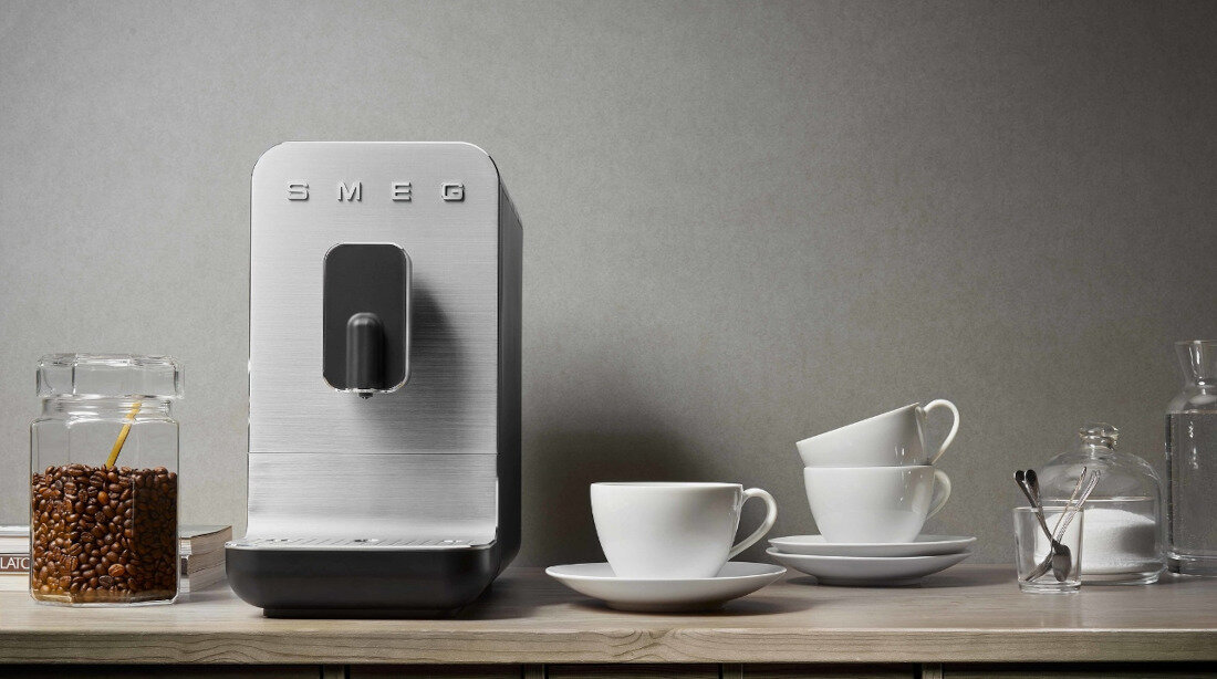 Ekspres SMEG BCC12SBMEU 18 cm szerokości Pojemności i wydajność pojemnik na kawę zbiornik woda pojemność kawa pojemnik na fusy moc