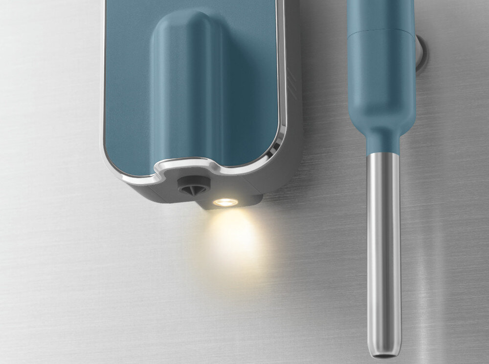 Ekspres SMEG BCC12SBMEU 18 cm szerokości Komfort obsługi Podświetlenie dozownika kawy kawa jest przygotowywana wygodnie