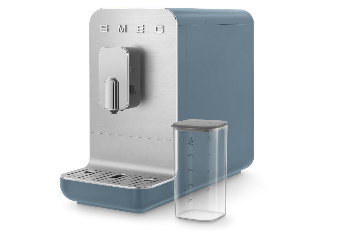 Ekspres do kawy w kolorze srebrno-niebieskim z widocznym logo \'SMEG\' na górze. Obok ekspresu znajduje się przezroczysty pojemnik z miarką.