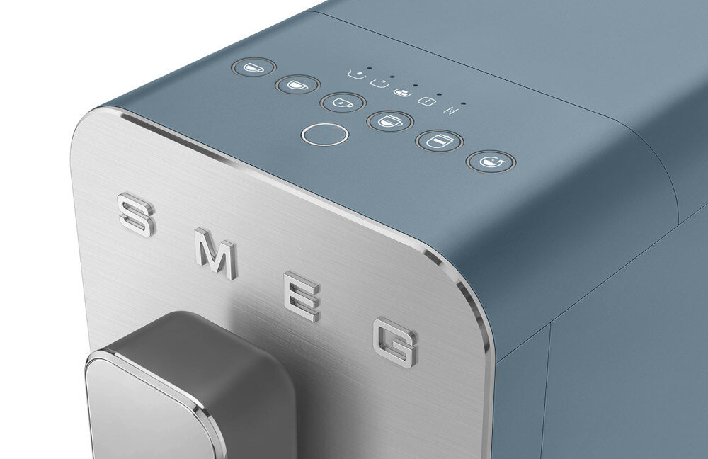 Ekspres do kawy w kolorze srebrno-niebieskim z widocznym logo \'SMEG\' na przednim panelu. Na górze urządzenia znajdują się przyciski sterujące z ikonami i wskaźnikami świetlnymi.