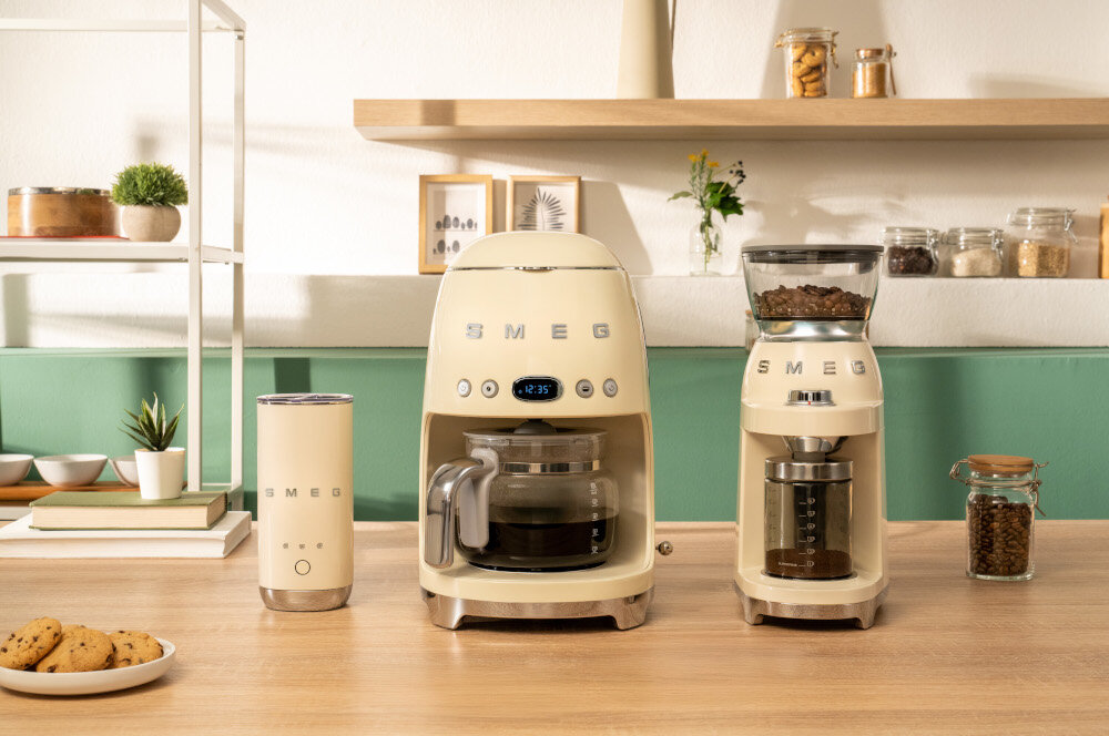 Spieniacz SMEG MFF02WHEU Biały Trzy tryby pracy oferuje podgrzewanie mleka spienianie na ciepło spienianie na zimno w kilka chwil do cappuccino, latte, kakao lub mrożonej kawy