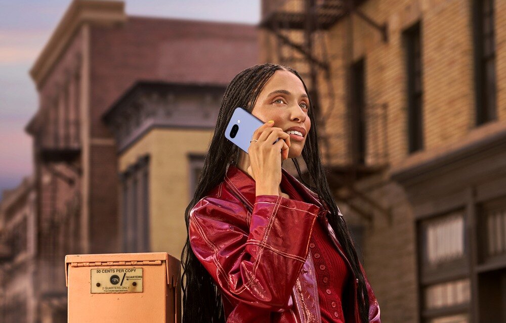 Smartfon GOOGLE Pixel 9a podczas rozmowy w mieście  