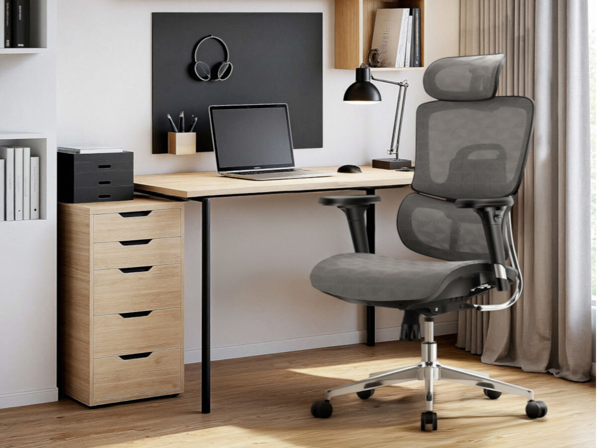 Fotel MARK ADLER Expert 8.0 Szaro-czarny, komfort, praca, wygoda, praca, fotel stoi przy biurku w pokoju biurowym