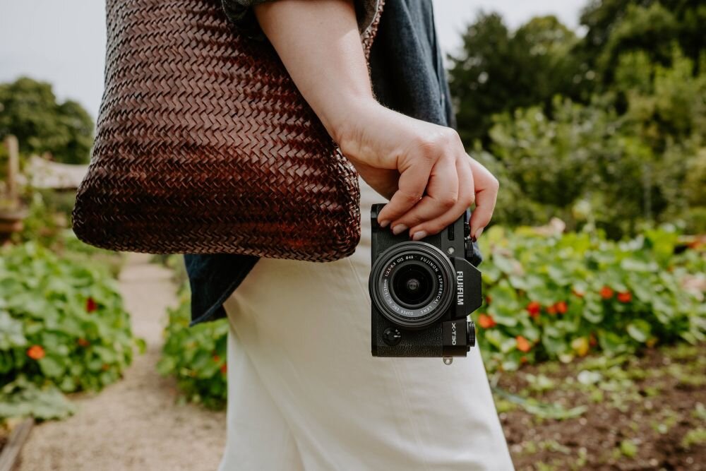 FUJIFILM X-T30 III z obiektywem FUJINON XC13-33mmF3.5-6.3 OIS lekki zoom stabilizacja 4 EV fotografia codzienna