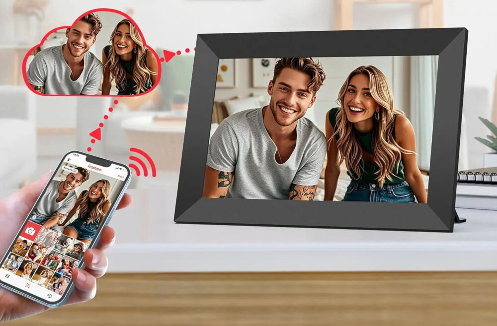 Ramka cyfrowa BLOW 15.6 Frameo Wi-Fi prezentacja ramki ze zdjęciem na blacie obok telefon trzymany w dłoni z włączoną aplikacją wizualizacja przesyłania zdjęcia aplikacja FRAMEO Full HD osobista galeria wspomnień