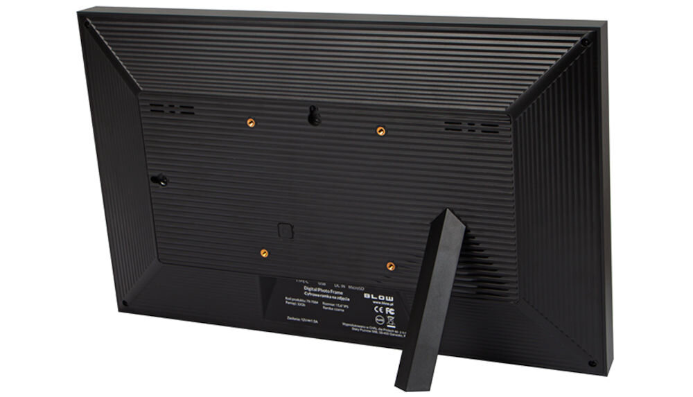 Ramka cyfrowa BLOW 15.6 Frameo Wi-Fi prezentacja ramki od tyłu pod kątem na białym tle energooszczędne działanie tryb uśpienia wyłączenie ekranu o wybranej godzinie ograniczenie zużycia energii bez ciągłego ręcznego sterowania