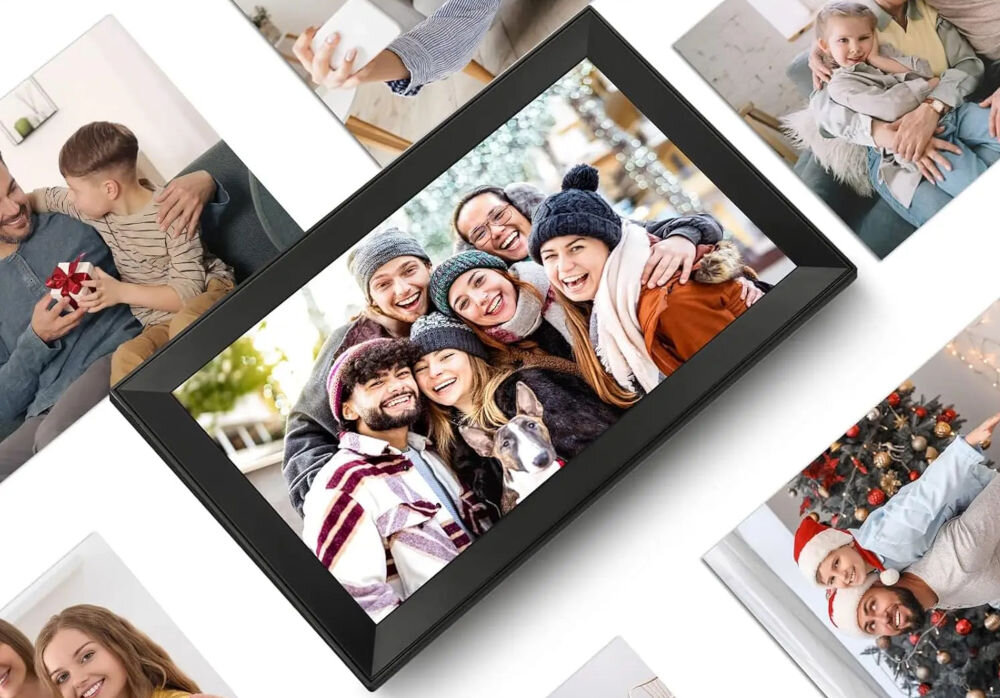 Ramka cyfrowa BLOW 15.6 Frameo Wi-Fi prezentacja ramki pod kątem na białym tle wśród wydrukowanych zdjęć obsługa wielu użytkowników krótkie opisy utrzymanie więzi z bliskimi