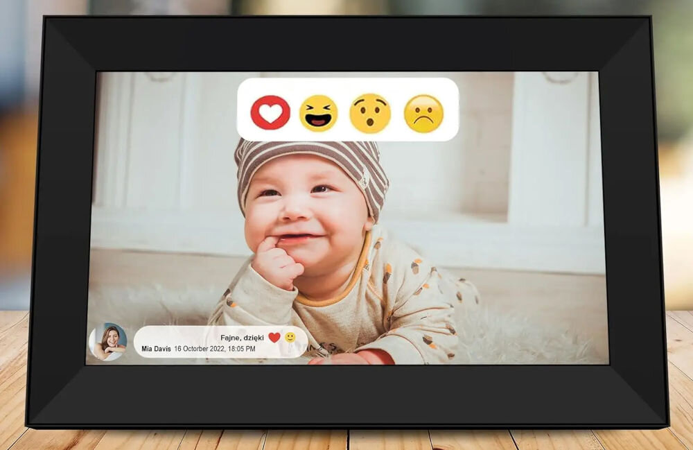 Ramka cyfrowa BLOW 15.6 Frameo Wi-Fi prezentacja ramki ze zdjęciem na drewnianym blacie rozmazane tło stonowana obudowa ustaw na półce zawieś na ścianie funkcja dekoracji