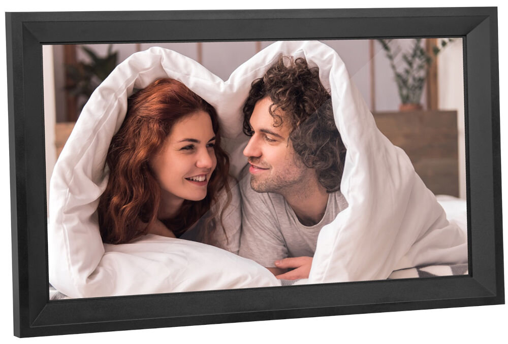 Ramka cyfrowa BLOW 15.6 Frameo Wi-Fi prezentacja ramki od przodu pod kątem na białym tle wbudowana pamięć ilość zdjęć gniazdo na kartę microSD możliwość rozszerzenia pojemności