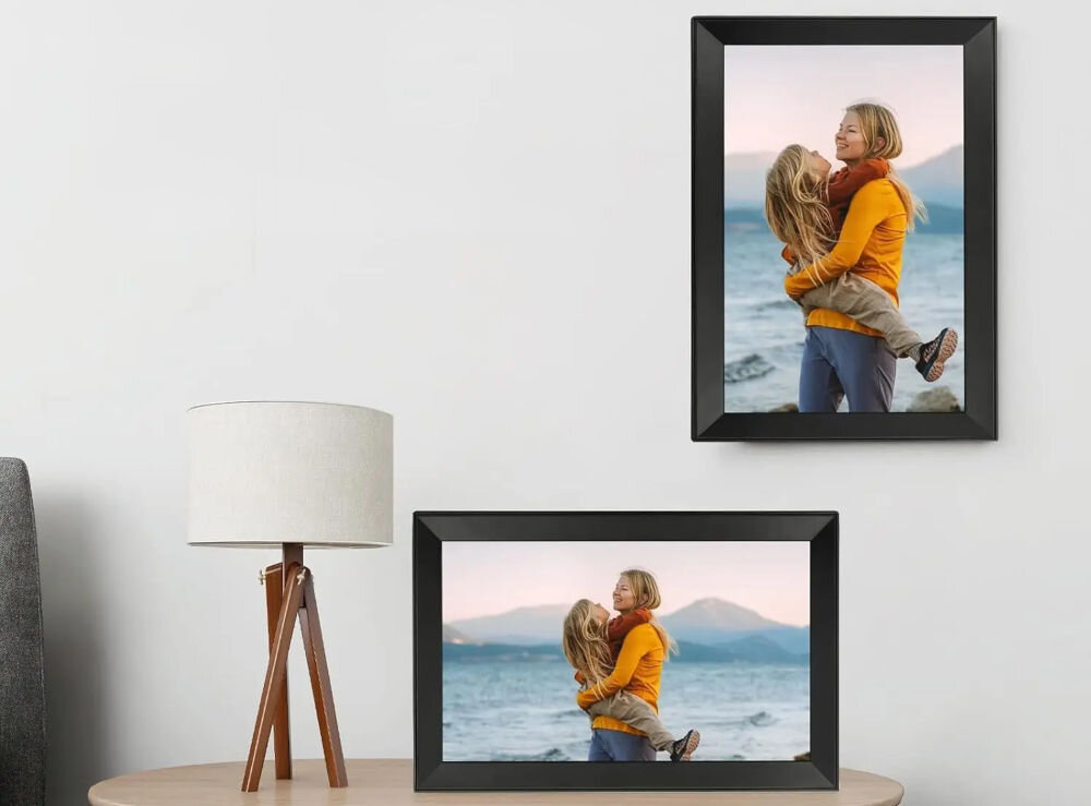 Ramka cyfrowa BLOW 15.6 Frameo Wi-Fi prezentacja ramki w orientacji poziomej na stoliku i pionowej na ścianie orientacja pionowa i pozioma automatyczna rotacja wybór sposobu prezentacji