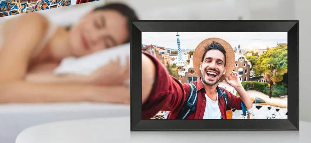 Ramka cyfrowa BLOW 15.6 Frameo Wi-Fi prezentacja ramki ze zdjęciem w tle kobieta leżąca w łóżku automatyczne odtwarzanie wideo prezentacja wygląda tak jak zaplanujesz