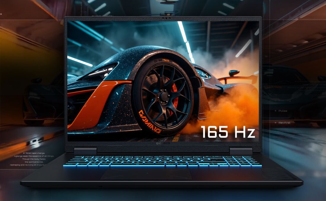 Laptop z wyświetlaczem pokazującym dynamiczny obraz samochodu sportowego w ruchu, z widocznym napisem \'165 Hz\'. Klawiatura laptopa jest podświetlona na niebiesko.