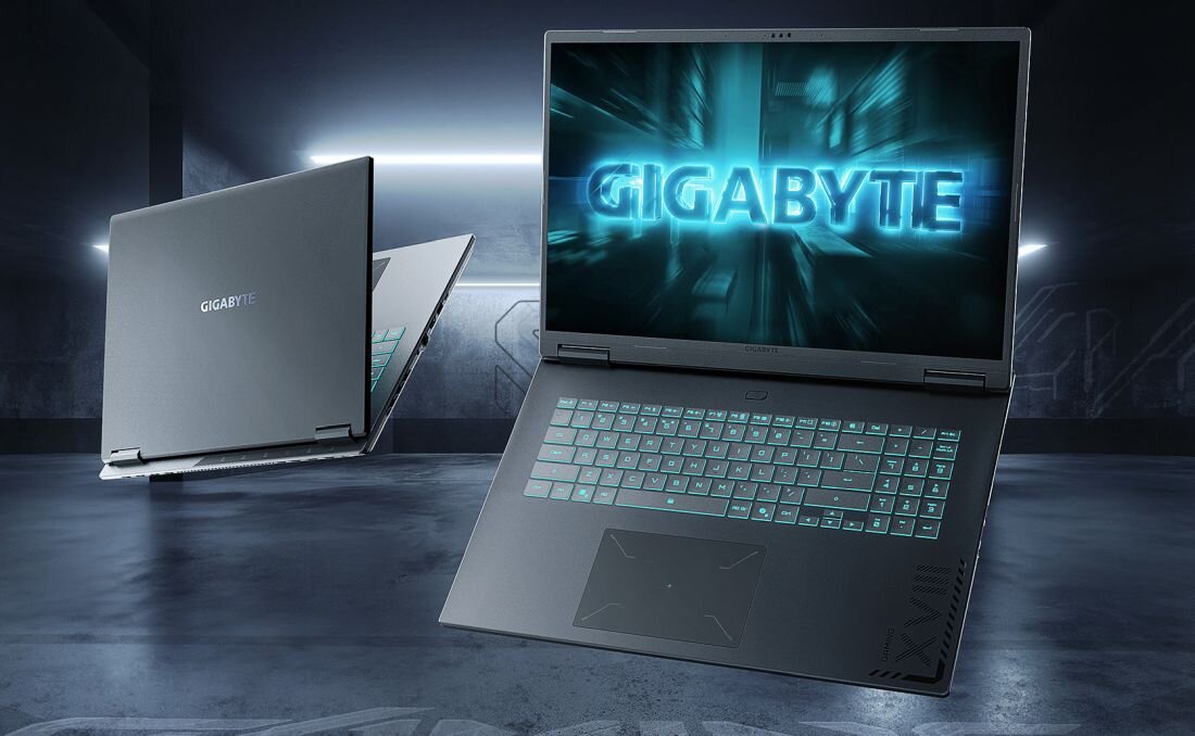 Dwa laptopy gamingowe GIGABYTE A18 w ciemnym otoczeniu, jeden z otwartym ekranem z świecącym logo GIGABYTE i podświetlaną na niebiesko klawiaturą, drugi widoczny z tyłu, podkreślające gamingowy design.