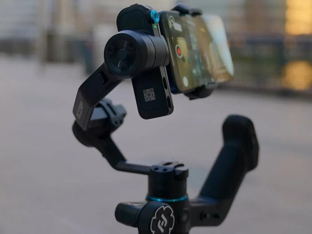Gimbal FEIYUTECH Scorp Mini 3 Pro Czarny z zamocowanym aparatem.