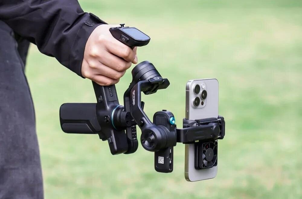 Użytkownik nagrywający wideo za pomocą gimbala FEIYUTECH Scorp Mini 3 Pro.