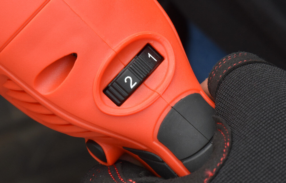 Polerka YATO YT-82200 jednoczesny ruch obrotowy i eliptyczny rownomierne rozprowadzanie pasty polerskiej eliminuje ryzyko przegrzewania sie odparowywania wody z pasty elektroniczny system kontroli predkosci obrotowej w zakresie 2100-5000 RPM