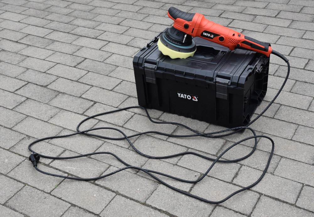 Polerka YATO YT-82200 latwa obsluga intuicyjny panel sterowania ergonomiczny uchwyt komfort uzytkowania waga 2,2 kg miekki kabel z tworzywa sztucznego dlugosc 5 metrow