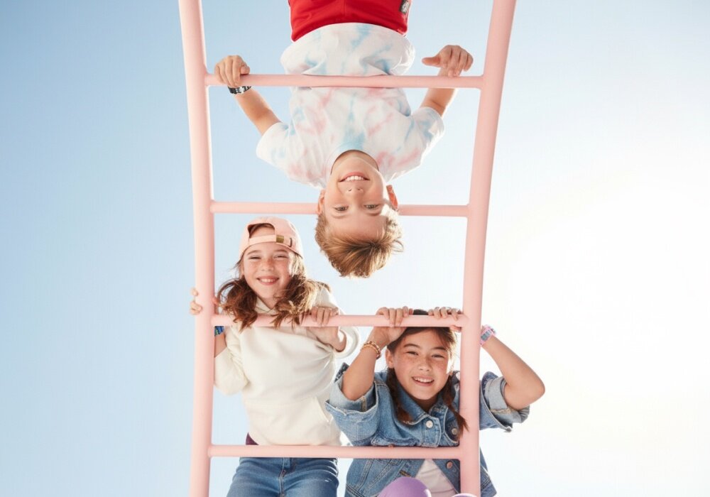 Smartwatch FOREVER Kids Boost KW-530 lekki, wygodny i przyjazny  