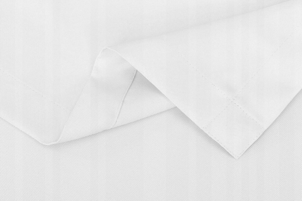 Biały obrus z widocznym zagięciem materiału, wykonany z gładkiej tkaniny. Obrus ma prosty, elegancki wygląd.