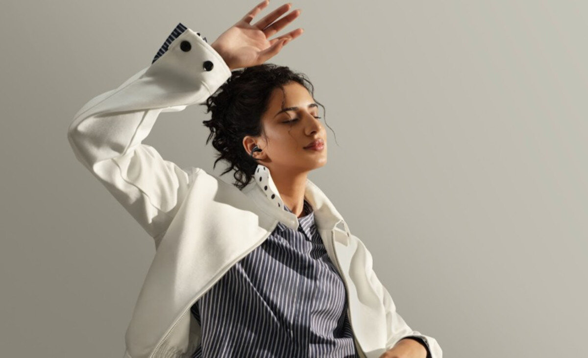 REALME Buds Clip bateria 36 godzin powerbank wygoda kompaktowy design funkcjonalność, osoba z założonymi słuchawkami powietrznymi