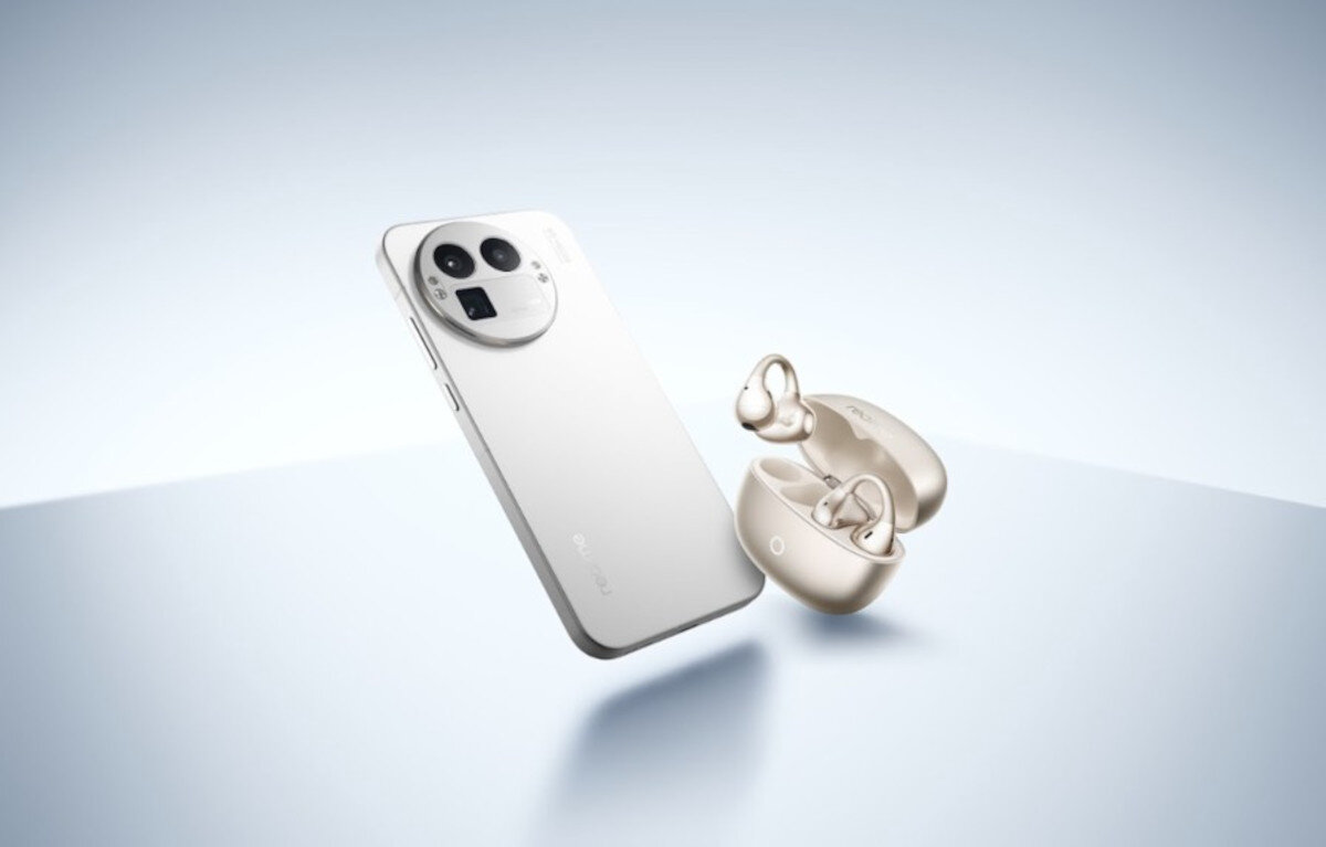 REALME Buds Clip dźwięk 11 mm NextBass AI ENC rozmowy czyste tony, smartfon wraz z etui ładującym oraz słuchawkami na jasnym tle