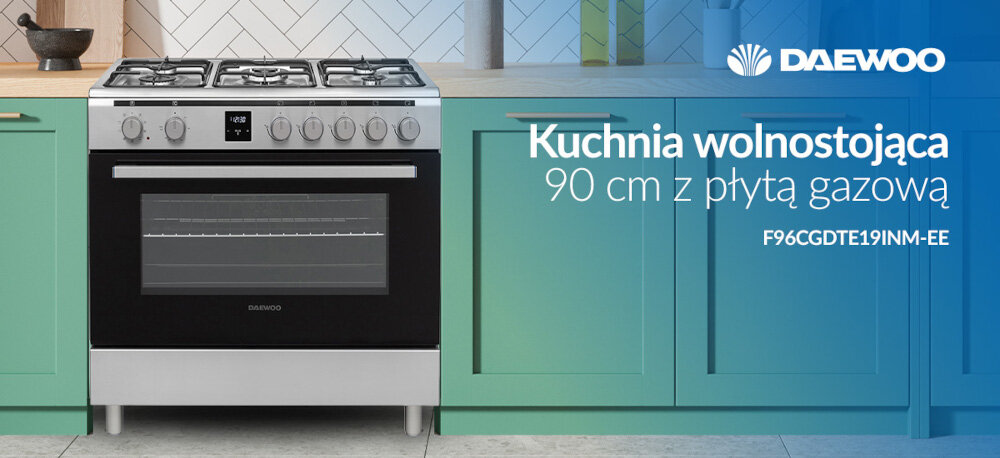 KUCHNIA DAEWOO F96CGDTE19INM-EE Zdjęcie przedstawia srebrno‑czarną kuchnię wolnostojącą Daewoo z czterema palnikami gazowymi i dużym piekarnikiem, wkomponowaną w zieloną zabudowę kuchenną. Zdjęcie przedstawia także niebieski panel po prawej stronie z logo Daewoo oraz białym napisem „Kuchnia wolnostojąca 90 cm z płytą gazową F96CGDTE19INM-EE