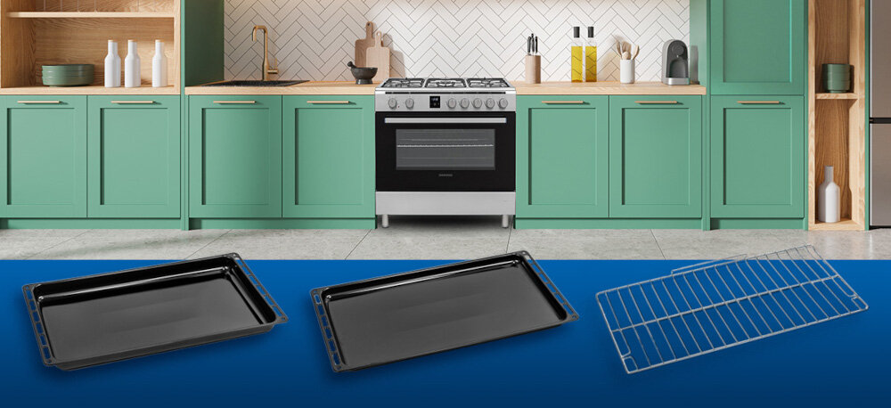 KUCHNIA DAEWOO F96CGDTE19INM-EE Zdjęcie przedstawia kuchnię wolnostojącą Daewoo w zabudowie z zielonymi frontami szafek, ustawioną centralnie na tle jasnej kuchni. Zdjęcie przedstawia także na dole trzy akcesoria piekarnika: dwie czarne blachy do pieczenia oraz chromowany ruszt kratka piekarnika blacha głęboka taca płytka akcesoria piekarnika