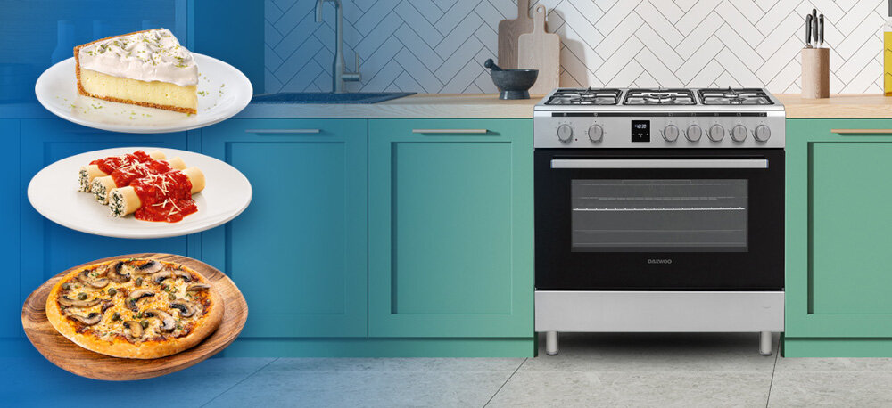 KUCHNIA DAEWOO F96CGDTE19INM-EE Zdjęcie przedstawia srebrno‑czarną kuchnię wolnostojącą Daewoo w zielonej zabudowie kuchennej, ustawioną na środku kadru na tle jasnego, kafelkowego backsplashu. Zdjęcie przedstawia także po lewej stronie trzy potrawy na osobnych talerzach: kawałek ciasta, rurki makaronowe w sosie pomidorowym oraz pizzę z pieczarkami 9 funkcji pieczenia termoobieg grill tryb pizza rozmrażanie oświetlenie piekarnika