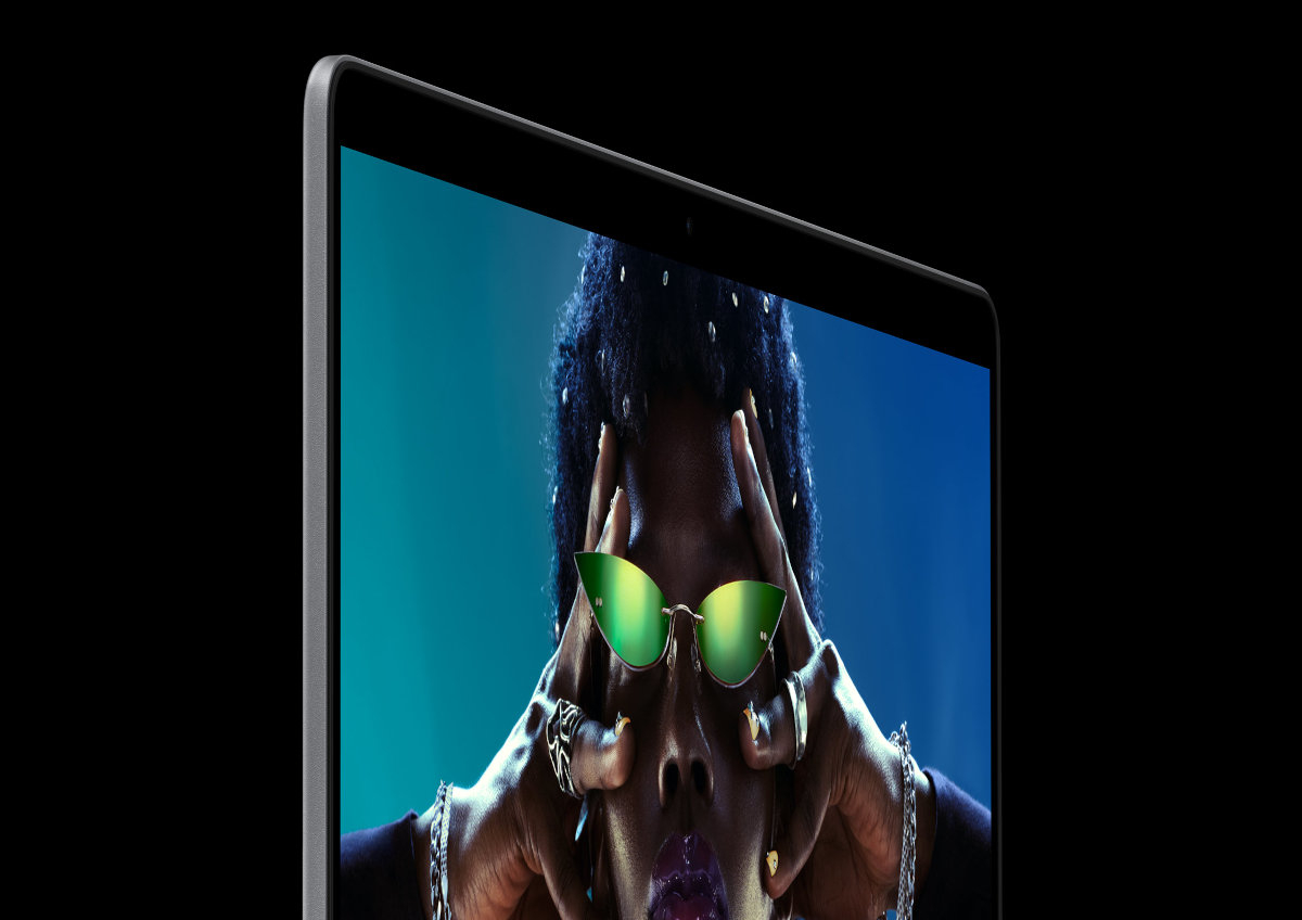 APPLE MacBook Pro Liquid Retina XDR 1600 nitów trybie HDR 1000 nitów treściach SDR automatycznie przyciemnia się do 1 nita - Zbliżenie ekranu laptopa z kolorowym portretem osoby w okularach