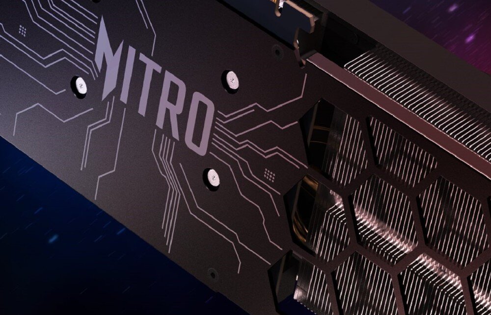 Karta graficzna ACER Nitro Intel Arc B570 OC 10GB Tylna część karty graficznej z metalową osłoną z wyciętymi wzorami wentylacyjnymi i napisem NITRO, obudowa, konstrukcja, płyta tylna