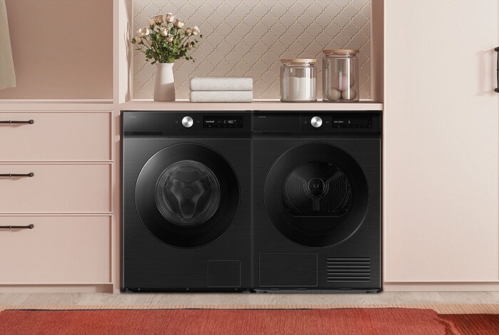 Suszarka Bespoke AI 9kg DV90DB7845GBU4 Czarna suszarka Bespoke AI 9kg DV90DB7845GBU4 stojąca w jasnym, nowoczesnym wnętrzu, dostępna w Media Expert.