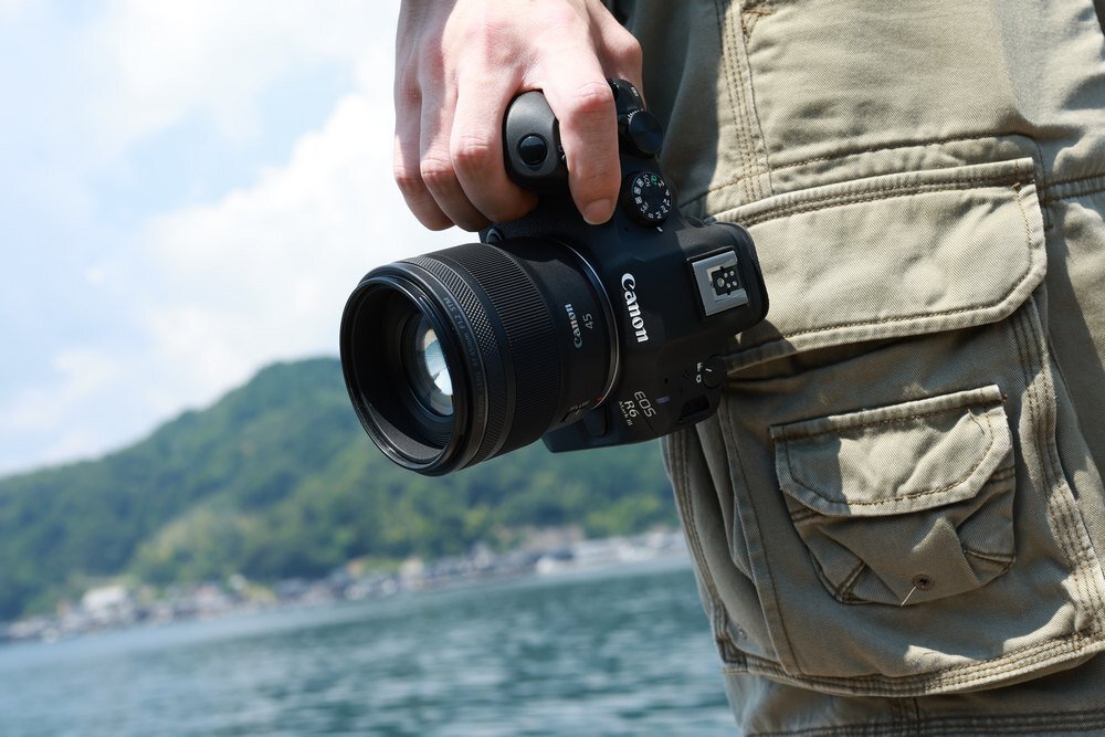 Obiektyw CANON RF 45 mm f-1.2 STM podróże lekka konstrukcja