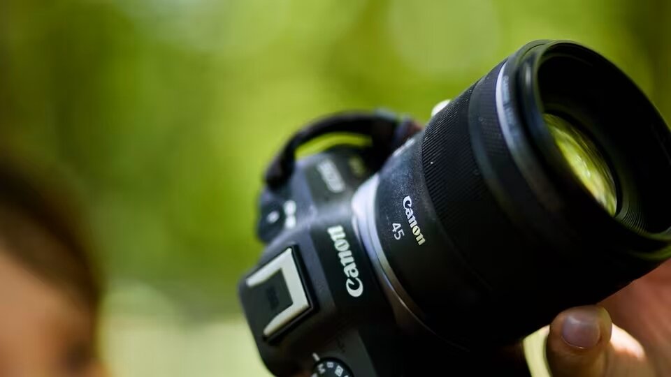 Obiektyw CANON RF 45 mm f-1.2 STM kontrola głębi ostrości szeroka przysłona