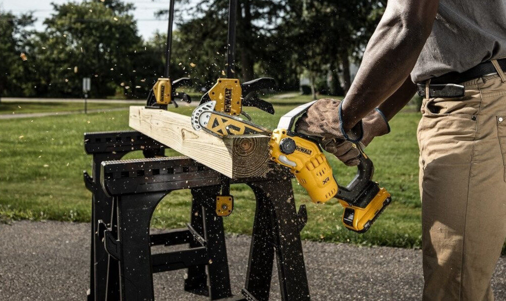 Piła akumulatorowa DEWALT DCMPS520N-XJ prowadnica dlugosc 200 mm lancuch marki DEWALT predkosc okolo 8,6 m/s